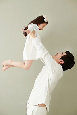 포토 JPG 스튜디오촬영 전신 라이프스타일 여자 남자 딸 행복 어린이 장난 가족 안기 모션 놀이 함께함 실내 미소 사람 동양인 소녀 상반신 성인 두명 옆모습 30대 화목 한국인 가족라이프 아빠 들어올리기 부녀 국내포토 감정 뷰포인트 컨셉 관계 표정 인종 내부 생활 장년 파일형식