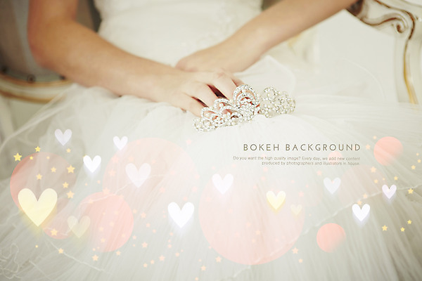 PSD 편집이미지 손 여자 웨딩드레스 백그라운드 포토일러 한명 사람 앉기 신체부위 하반신 하트 티아라 보케 블러 이미지편집 모양 1 드레스 모션 왕관 파일형식
