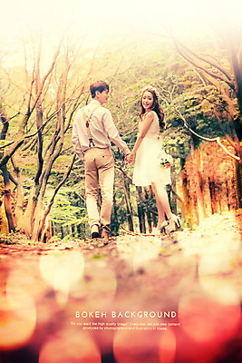 전신 PSD 편집이미지 부부 커플 여자 남자 웨딩드레스 백그라운드 신혼부부 포토일러 서기 미소 사람 동양인 20대 두명 뒷모습 걷기 손잡기 산책 한국인 원형 뒤돌아보기 숲 보케 청년만 성인만 이미지편집 도형 드레스 뷰포인트 관계 모션 휴식 표정 인종 청년 신혼 파일형식