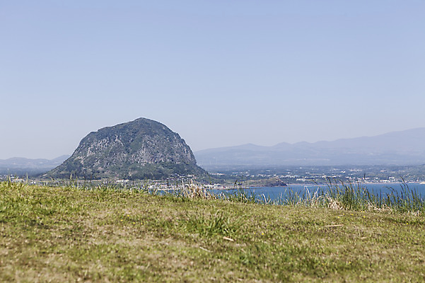 포토 JPG 주간 식물 자연 하늘 산 한국 풍경 사람없음 야외 제주도 풀 산방산 국내포토 자연요소 아시아 생태계 파일형식