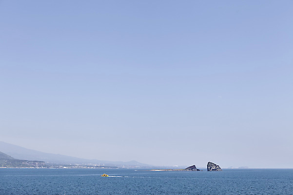 포토 JPG 주간 바다 섬 자연 하늘 한국 풍경 사람없음 야외 제주도 돌_바위 바위 형제섬 국내포토 자연요소 아시아 생태계 파일형식