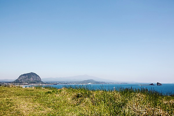포토 JPG 주간 식물 바다 섬 자연 하늘 한국 풍경 잔디 사람없음 야외 제주도 풀 산방산 형제섬 국내포토 자연요소 아시아 산 생태계 파일형식