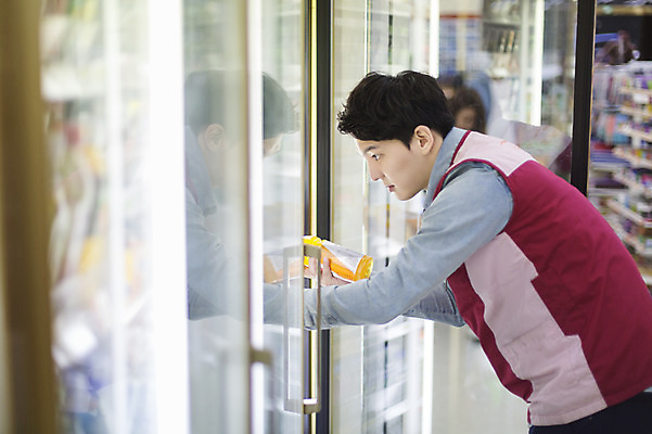 포토 JPG 남자 음료 대학생 모션 한국 실내 한명 서기 들기 사람 동양인 상반신 20대 청년 성인 옆모습 제주도 한국인 정리 아르바이트 편의점 남자만 남자한명만 성인남자만 청년만 청년남자만 청년남자한명만 성인한명만 성인남자한명만 성인만 최저임금 비정규직 국내포토 1 학생 아시아 뷰포인트 비즈니스 인종 내부 경제 상점 파일형식