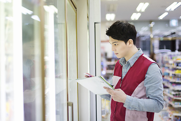 포토 JPG 응시 남자 대학생 모션 한국 실내 한명 서기 들기 사람 동양인 상반신 20대 청년 성인 옆모습 제주도 한국인 문서 아르바이트 재고정리 편의점 남자만 남자한명만 성인남자만 청년만 청년남자만 청년남자한명만 성인한명만 성인남자한명만 성인만 최저임금 비정규직 재고 국내포토 1 학생 시선 아시아 뷰포인트 비즈니스 인종 내부 경제 상점 상품 파일형식