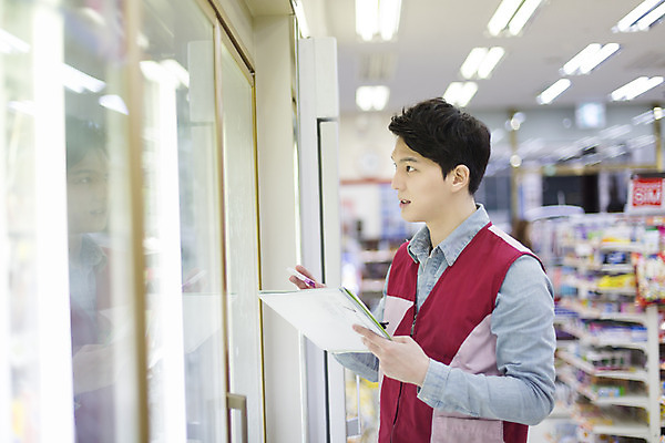 포토 JPG 응시 남자 대학생 모션 한국 실내 한명 서기 들기 사람 동양인 상반신 20대 청년 성인 옆모습 제주도 한국인 문서 아르바이트 재고정리 편의점 남자만 남자한명만 성인남자만 청년만 청년남자만 청년남자한명만 성인한명만 성인남자한명만 성인만 최저임금 비정규직 재고 국내포토 1 학생 시선 아시아 뷰포인트 비즈니스 인종 내부 경제 상점 상품 파일형식
