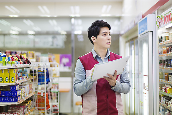 포토 JPG 응시 남자 대학생 모션 한국 실내 한명 서기 미소 들기 사람 동양인 상반신 20대 청년 성인 앞모습 제주도 한국인 문서 아르바이트 재고정리 편의점 남자만 남자한명만 성인남자만 청년만 청년남자만 청년남자한명만 성인한명만 성인남자한명만 성인만 최저임금 비정규직 재고 국내포토 1 학생 시선 아시아 뷰포인트 비즈니스 표정 인종 내부 경제 상점 상품 파일형식