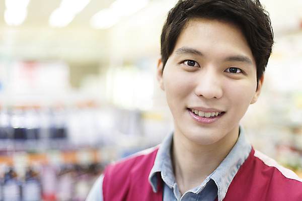 포토 JPG 남자 대학생 모션 한국 실내 한명 서기 미소 사람 동양인 상반신 20대 청년 성인 앞모습 제주도 한국인 아르바이트 편의점 남자만 남자한명만 성인남자만 청년만 청년남자만 청년남자한명만 성인한명만 성인남자한명만 성인만 최저임금 비정규직 국내포토 1 학생 아시아 뷰포인트 비즈니스 표정 인종 내부 경제 상점 파일형식