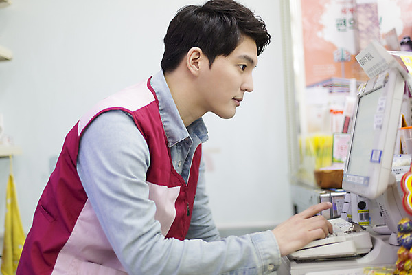 포토 JPG 응시 남자 대학생 모션 한국 실내 한명 사람 앉기 동양인 상반신 20대 청년 성인 옆모습 제주도 한국인 아르바이트 편의점 남자만 남자한명만 성인남자만 청년만 청년남자만 청년남자한명만 성인한명만 성인남자한명만 성인만 최저임금 비정규직 국내포토 1 학생 시선 아시아 뷰포인트 비즈니스 인종 내부 경제 상점 파일형식