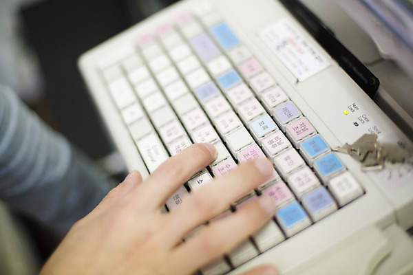 포토 JPG 남자 대학생 손가락 모션 열쇠 한국 실내 한명 사람 동양인 20대 청년 성인 신체부위 제주도 한국인 계산대 아르바이트 편의점 청년만 성인한명만 성인만 최저임금 비정규직 국내포토 1 학생 손 아시아 비즈니스 인종 내부 경제 상점 파일형식