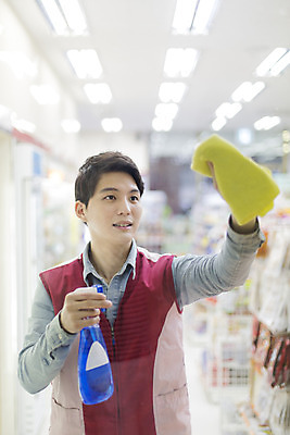 포토 JPG 남자 대학생 모션 한국 실내 한명 서기 미소 들기 사람 동양인 상반신 20대 청년 성인 앞모습 제주도 한국인 청소도구 닦기 아르바이트 편의점 행주 남자만 남자한명만 성인남자만 청년만 청년남자만 청년남자한명만 성인한명만 성인남자한명만 성인만 최저임금 비정규직 국내포토 1 학생 아시아 뷰포인트 비즈니스 표정 인종 내부 경제 상점 도구 청소 파일형식