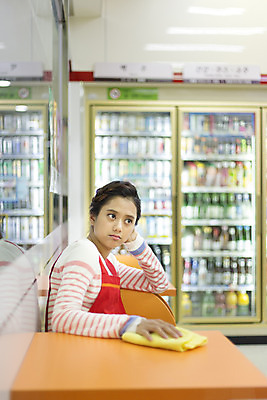 포토 JPG 응시 여자 대학생 모션 휴식 한국 실내 한명 들기 사람 앉기 동양인 상반신 20대 청년 성인 옆모습 제주도 앞치마 한국인 아르바이트 행주 여자만 여자한명만 성인여자만 청년만 청년여자만 성인한명만 청년여자한명만 성인여자한명만 성인만 비정규직 국내포토 1 학생 시선 아시아 뷰포인트 컨셉 비즈니스 인종 내부 청소도구 파일형식