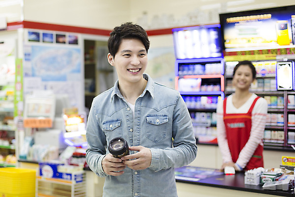 포토 JPG 여자 남자 커피 대학생 모션 한국 실내 서기 미소 들기 사람 동양인 상반신 20대 청년 성인 두명 앞모습 아웃포커스 제주도 한국인 아르바이트 편의점 청년만 성인만 최저임금 비정규직 국내포토 학생 아시아 음료 뷰포인트 비즈니스 촬영기법 표정 인종 내부 경제 상점 파일형식