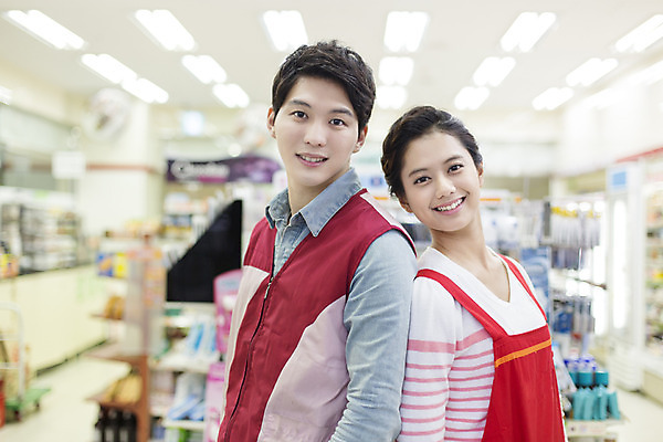 포토 JPG 커플 응시 여자 남자 대학생 모션 한국 실내 서기 미소 사람 동양인 상반신 20대 청년 성인 두명 옆모습 제주도 앞치마 한국인 아르바이트 편의점 청년만 성인만 최저임금 비정규직 국내포토 학생 시선 아시아 뷰포인트 비즈니스 관계 표정 인종 내부 경제 상점 파일형식