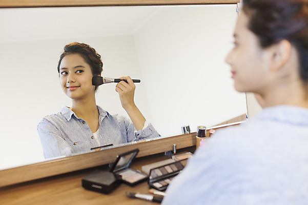 포토 JPG 우먼라이프 라이프스타일 응시 여자 모션 한국 실내 한명 미소 들기 사람 앉기 동양인 상반신 20대 성인 뒷모습 화장 제주도 화장품 거울 한국인 붓 변화 화장대 과정 여자만 여자한명만 성인여자만 청년만 청년여자만 성인한명만 청년여자한명만 성인여자한명만 성인만 국내포토 1 시선 아시아 뷰포인트 가구 컨셉 표정 인종 청년 내부 생활 뷰티 파일형식