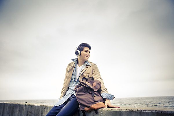 포토 JPG 주간 라이프스타일 응시 남자 여유 음악 바다 맨라이프 여행 모션 하늘 휴식 한국 한명 미소 사람 앉기 동양인 상반신 20대 성인 야외 제주도 헤드셋 듣기 한국인 자유 남자만 남자한명만 성인남자만 청년만 청년남자만 청년남자한명만 성인한명만 성인남자한명만 성인만 국내포토 자연요소 1 시선 감정 아시아 음향기기 컨셉 문화예술 표정 인종 청년 생활 헤드폰 파일형식