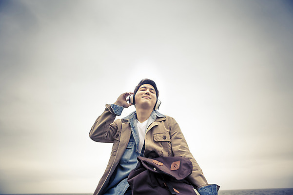 포토 JPG 주간 라이프스타일 남자 여유 음악 바다 로우앵글 맨라이프 여행 모션 하늘 휴식 한국 한명 미소 사람 앉기 동양인 상반신 20대 성인 야외 제주도 눈감음 헤드셋 듣기 한국인 자유 남자만 남자한명만 성인남자만 청년만 청년남자만 청년남자한명만 성인한명만 성인남자한명만 성인만 국내포토 자연요소 1 감정 아시아 뷰포인트 음향기기 컨셉 문화예술 표정 인종 청년 생활 헤드폰 파일형식