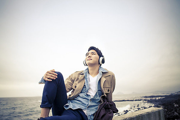 포토 JPG 주간 라이프스타일 응시 남자 여유 음악 바다 맨라이프 여행 모션 하늘 휴식 한국 한명 사람 앉기 동양인 상반신 20대 성인 야외 앞모습 제주도 헤드셋 듣기 한국인 자유 남자만 남자한명만 성인남자만 청년만 청년남자만 청년남자한명만 성인한명만 성인남자한명만 성인만 국내포토 자연요소 1 시선 감정 아시아 뷰포인트 음향기기 컨셉 문화예술 인종 청년 생활 헤드폰 파일형식