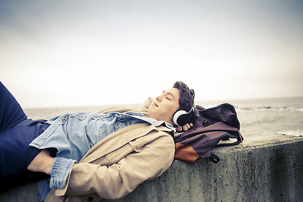 포토 JPG 주간 라이프스타일 남자 여유 음악 바다 맨라이프 여행 모션 하늘 휴식 한국 한명 사람 동양인 상반신 20대 성인 야외 옆모습 눕기 제주도 눈감음 헤드셋 듣기 한국인 자유 남자만 남자한명만 성인남자만 청년만 청년남자만 청년남자한명만 성인한명만 성인남자한명만 성인만 국내포토 자연요소 1 감정 아시아 뷰포인트 음향기기 컨셉 문화예술 인종 청년 생활 헤드폰 파일형식