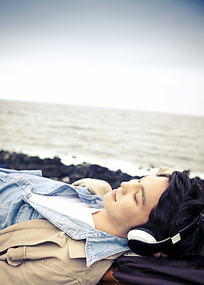 포토 JPG 주간 라이프스타일 남자 여유 음악 바다 맨라이프 여행 모션 하늘 휴식 한국 한명 사람 동양인 상반신 20대 성인 야외 옆모습 눕기 제주도 눈감음 헤드셋 듣기 한국인 자유 남자만 남자한명만 성인남자만 청년만 청년남자만 청년남자한명만 성인한명만 성인남자한명만 성인만 국내포토 자연요소 1 감정 아시아 뷰포인트 음향기기 컨셉 문화예술 인종 청년 생활 헤드폰 파일형식