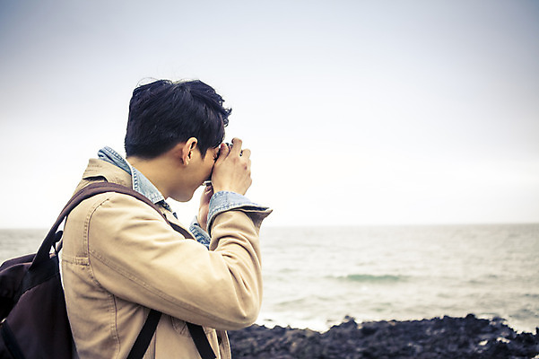 포토 JPG 주간 라이프스타일 남자 여유 바다 맨라이프 여행 모션 하늘 휴식 한국 한명 서기 미소 들기 사람 동양인 상반신 20대 성인 야외 옆모습 제주도 카메라 사진촬영 한국인 자유 기념사진 찍기 남자만 남자한명만 성인남자만 청년만 청년남자만 청년남자한명만 성인한명만 성인남자한명만 성인만 국내포토 자연요소 1 감정 아시아 뷰포인트 컨셉 표정 인종 청년 생활 전자제품 촬영 파일형식