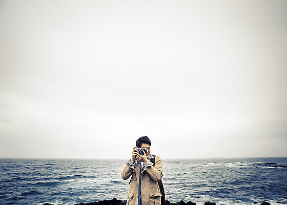 포토 JPG 주간 라이프스타일 남자 여유 바다 맨라이프 여행 모션 하늘 휴식 한국 한명 서기 들기 사람 동양인 상반신 20대 성인 야외 앞모습 제주도 카메라 사진촬영 한국인 자유 기념사진 찍기 남자만 남자한명만 성인남자만 청년만 청년남자만 청년남자한명만 성인한명만 성인남자한명만 성인만 국내포토 자연요소 1 감정 아시아 뷰포인트 컨셉 인종 청년 생활 전자제품 촬영 파일형식