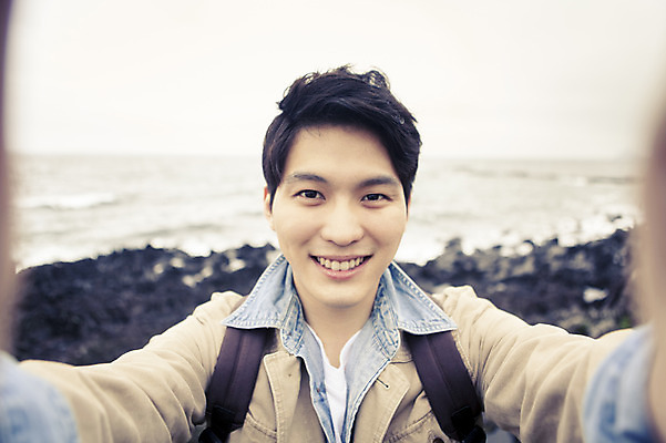 포토 JPG 주간 라이프스타일 남자 여유 바다 맨라이프 여행 모션 휴식 한국 한명 서기 미소 사람 동양인 손짓 상반신 20대 성인 야외 앞모습 제주도 한국인 자유 셀프카메라 남자만 남자한명만 성인남자만 청년만 청년남자만 청년남자한명만 성인한명만 성인남자한명만 성인만 국내포토 자연요소 1 감정 아시아 뷰포인트 컨셉 표정 인종 청년 생활 사진촬영 파일형식