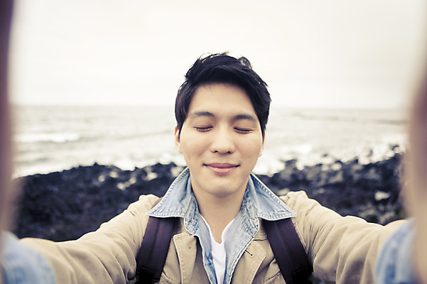 포토 JPG 주간 라이프스타일 남자 여유 바다 맨라이프 여행 모션 휴식 한국 한명 서기 미소 사람 동양인 손짓 상반신 20대 성인 야외 앞모습 제주도 눈감음 한국인 자유 셀프카메라 남자만 남자한명만 성인남자만 청년만 청년남자만 청년남자한명만 성인한명만 성인남자한명만 성인만 국내포토 자연요소 1 감정 아시아 뷰포인트 컨셉 표정 인종 청년 생활 사진촬영 파일형식