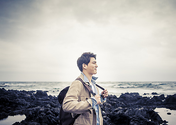 포토 JPG 주간 라이프스타일 응시 남자 여유 바다 맨라이프 여행 모션 하늘 휴식 한국 한명 서기 미소 사람 동양인 상반신 20대 성인 야외 옆모습 제주도 한국인 자유 돌_바위 바위 남자만 남자한명만 성인남자만 청년만 청년남자만 청년남자한명만 성인한명만 성인남자한명만 성인만 국내포토 자연요소 1 시선 감정 아시아 뷰포인트 컨셉 표정 인종 청년 생활 파일형식