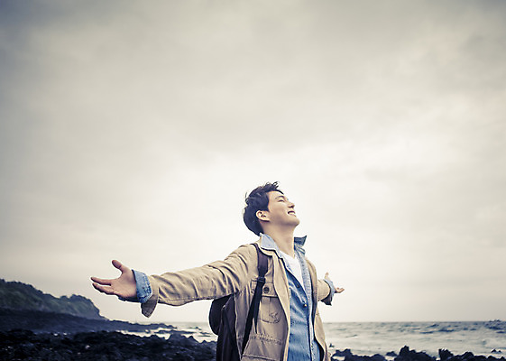 포토 JPG 주간 구름 라이프스타일 남자 여유 바다 맨라이프 여행 모션 하늘 팔벌리기 휴식 한국 한명 서기 미소 사람 동양인 상반신 20대 성인 야외 앞모습 제주도 눈감음 한국인 자유 손뻗기 남자만 남자한명만 성인남자만 청년만 청년남자만 청년남자한명만 성인한명만 성인남자한명만 성인만 국내포토 자연요소 1 감정 아시아 뷰포인트 컨셉 표정 인종 청년 생활 파일형식