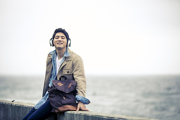 포토 JPG 주간 라이프스타일 남자 여유 음악 맨라이프 여행 노래 모션 휴식 한국 한명 미소 사람 앉기 동양인 상반신 20대 성인 야외 앞모습 제주도 눈감음 헤드셋 듣기 한국인 자유 남자만 남자한명만 성인남자만 청년만 청년남자만 청년남자한명만 성인한명만 성인남자한명만 성인만 국내포토 자연요소 1 감정 아시아 뷰포인트 음향기기 컨셉 문화예술 표정 인종 청년 생활 헤드폰 파일형식
