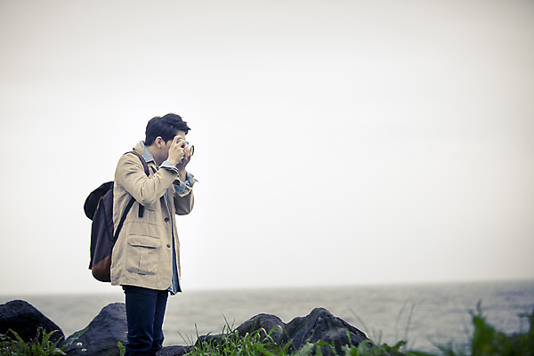 포토 JPG 주간 라이프스타일 남자 여유 맨라이프 여행 모션 하늘 휴식 한국 한명 서기 들기 사람 동양인 상반신 20대 성인 야외 옆모습 제주도 카메라 사진촬영 한국인 자유 기념사진 남자만 남자한명만 성인남자만 청년만 청년남자만 청년남자한명만 성인한명만 성인남자한명만 성인만 국내포토 자연요소 1 감정 아시아 뷰포인트 컨셉 인종 청년 생활 전자제품 촬영 파일형식