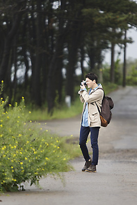 포토 JPG 주간 전신 라이프스타일 남자 여유 맨라이프 여행 가방 모션 휴식 한국 한명 서기 들기 사람 동양인 20대 성인 야외 옆모습 제주도 카메라 사진촬영 한국인 자유 기념사진 찍기 남자만 남자한명만 성인남자만 청년만 청년남자만 청년남자한명만 성인한명만 성인남자한명만 성인만 국내포토 자연요소 1 잡화 감정 아시아 뷰포인트 컨셉 인종 청년 생활 전자제품 촬영 파일형식