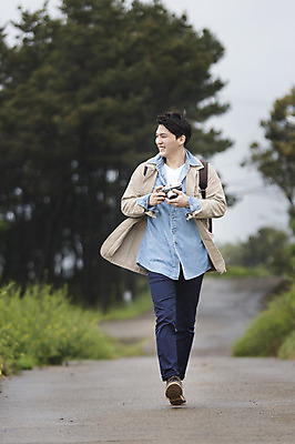 포토 JPG 주간 전신 나무 식물 라이프스타일 응시 남자 여유 맨라이프 여행 모션 휴식 한국 한명 서기 들기 사람 동양인 20대 성인 야외 앞모습 제주도 카메라 한국인 자유 기념사진 남자만 남자한명만 성인남자만 청년만 청년남자만 청년남자한명만 성인한명만 성인남자한명만 성인만 국내포토 자연요소 1 시선 감정 아시아 뷰포인트 컨셉 인종 청년 생활 전자제품 파일형식