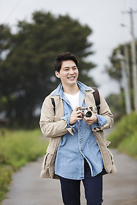 포토 JPG 주간 라이프스타일 남자 여유 맨라이프 여행 모션 휴식 한국 한명 서기 미소 들기 사람 동양인 상반신 20대 성인 야외 앞모습 제주도 카메라 사진촬영 한국인 자유 기념사진 남자만 남자한명만 성인남자만 청년만 청년남자만 청년남자한명만 성인한명만 성인남자한명만 성인만 국내포토 자연요소 1 감정 아시아 뷰포인트 컨셉 표정 인종 청년 생활 전자제품 촬영 파일형식