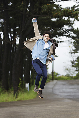 포토 JPG 주간 전신 라이프스타일 남자 여유 맨라이프 여행 모션 휴식 한국 한명 미소 들기 사람 동양인 손짓 20대 성인 야외 앞모습 제주도 카메라 점프 한국인 자유 손뻗기 기념사진 남자만 남자한명만 성인남자만 청년만 청년남자만 청년남자한명만 성인한명만 성인남자한명만 성인만 국내포토 자연요소 1 감정 아시아 뷰포인트 컨셉 표정 인종 청년 생활 전자제품 파일형식