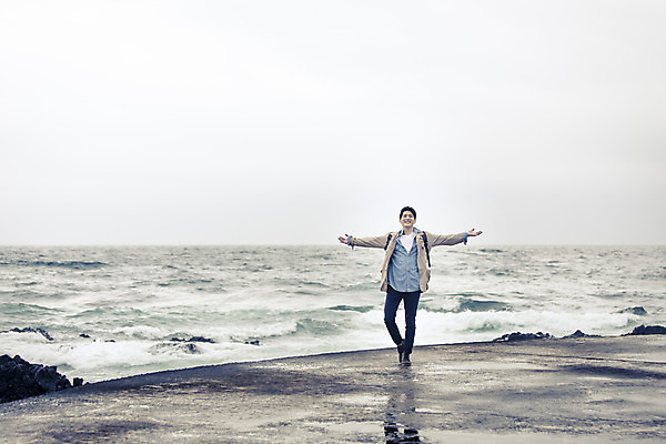 포토 JPG 주간 전신 라이프스타일 남자 여유 바다 맨라이프 여행 모션 하늘 팔벌리기 휴식 한국 한명 서기 미소 사람 동양인 손짓 20대 성인 야외 앞모습 제주도 한국인 자유 손뻗기 남자만 남자한명만 성인남자만 청년만 청년남자만 청년남자한명만 성인한명만 성인남자한명만 성인만 국내포토 자연요소 1 감정 아시아 뷰포인트 컨셉 표정 인종 청년 생활 파일형식