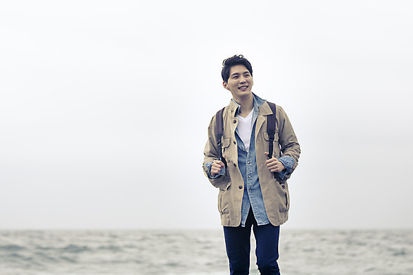 포토 JPG 주간 라이프스타일 응시 남자 여유 바다 맨라이프 여행 모션 휴식 한국 한명 서기 미소 사람 동양인 상반신 20대 성인 야외 앞모습 제주도 한국인 자유 남자만 남자한명만 성인남자만 청년만 청년남자만 청년남자한명만 성인한명만 성인남자한명만 성인만 국내포토 자연요소 1 시선 감정 아시아 뷰포인트 컨셉 표정 인종 청년 생활 파일형식