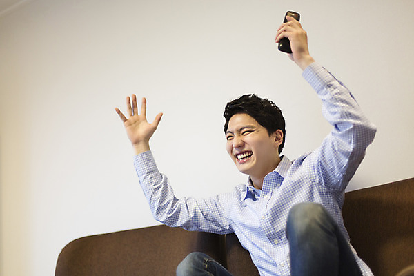 포토 JPG 라이프스타일 응시 남자 여유 맨라이프 모션 휴식 한국 실내 한명 미소 들기 사람 동양인 손짓 상반신 20대 성인 앞모습 소파 제주도 한국인 리모컨 즐거움 손뻗기 남자만 남자한명만 성인남자만 청년만 청년남자만 청년남자한명만 성인한명만 성인남자한명만 성인만 국내포토 1 시선 감정 아시아 뷰포인트 컨셉 의자 표정 인종 청년 내부 생활 파일형식