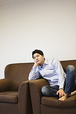 포토 JPG 전신 라이프스타일 응시 남자 여유 맨라이프 모션 휴식 한국 실내 한명 들기 사람 앉기 동양인 상반신 20대 성인 앞모습 소파 제주도 턱괴기 한국인 리모컨 지루함 즐거움 남자만 남자한명만 성인남자만 청년만 청년남자만 청년남자한명만 성인한명만 성인남자한명만 성인만 국내포토 1 시선 감정 아시아 뷰포인트 컨셉 의자 인종 청년 내부 생활 파일형식