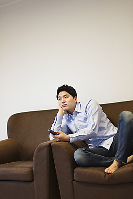 포토 JPG 전신 라이프스타일 응시 남자 여유 맨라이프 모션 휴식 한국 실내 한명 들기 사람 앉기 동양인 상반신 20대 성인 앞모습 소파 제주도 턱괴기 한국인 리모컨 지루함 즐거움 남자만 남자한명만 성인남자만 청년만 청년남자만 청년남자한명만 성인한명만 성인남자한명만 성인만 국내포토 1 시선 감정 아시아 뷰포인트 컨셉 의자 인종 청년 내부 생활 파일형식