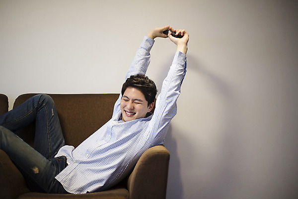 포토 JPG 라이프스타일 남자 여유 맨라이프 모션 휴식 한국 실내 한명 사람 앉기 동양인 손짓 상반신 20대 성인 옆모습 소파 제주도 한국인 지루함 즐거움 손뻗기 남자만 남자한명만 성인남자만 청년만 청년남자만 청년남자한명만 성인한명만 성인남자한명만 성인만 국내포토 1 감정 아시아 뷰포인트 컨셉 의자 인종 청년 내부 생활 파일형식