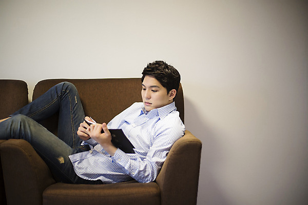 포토 JPG 라이프스타일 응시 남자 여유 맨라이프 모션 휴식 한국 실내 한명 들기 사람 앉기 동양인 상반신 20대 성인 옆모습 소파 제주도 다이어리 한국인 즐거움 남자만 남자한명만 성인남자만 청년만 청년남자만 청년남자한명만 성인한명만 성인남자한명만 성인만 국내포토 1 시선 감정 아시아 뷰포인트 컨셉 의자 인종 청년 내부 생활 사무용품 파일형식