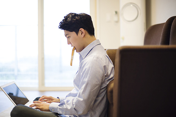 포토 JPG 라이프스타일 응시 남자 여유 맨라이프 모션 휴식 한국 실내 한명 사람 앉기 동양인 상반신 20대 성인 옆모습 노트북 소파 제주도 한국인 웹서핑 먹기 식빵 즐거움 남자만 남자한명만 성인남자만 청년만 청년남자만 청년남자한명만 성인한명만 성인남자한명만 성인만 국내포토 1 시선 감정 아시아 빵 뷰포인트 컨셉 의자 인종 청년 내부 생활 전자제품 파일형식