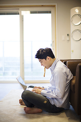 포토 JPG 전신 라이프스타일 남자 여유 맨라이프 모션 휴식 한국 실내 한명 사람 앉기 동양인 20대 성인 옆모습 노트북 소파 제주도 한국인 웹서핑 먹기 식빵 즐거움 남자만 남자한명만 성인남자만 청년만 청년남자만 청년남자한명만 성인한명만 성인남자한명만 성인만 국내포토 1 감정 아시아 빵 뷰포인트 컨셉 의자 인종 청년 내부 생활 전자제품 파일형식