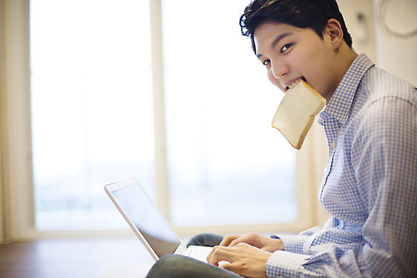 포토 JPG 라이프스타일 남자 여유 맨라이프 모션 휴식 한국 실내 한명 사람 앉기 동양인 상반신 20대 성인 옆모습 노트북 제주도 한국인 웹서핑 물기 식빵 즐거움 남자만 남자한명만 성인남자만 청년만 청년남자만 청년남자한명만 성인한명만 성인남자한명만 성인만 국내포토 1 감정 아시아 빵 뷰포인트 컨셉 인종 청년 내부 생활 전자제품 파일형식