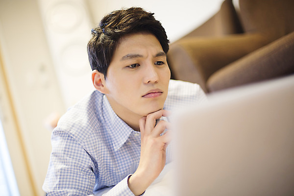 포토 JPG 라이프스타일 남자 여유 엎드리기 맨라이프 모션 휴식 한국 실내 한명 사람 동양인 손짓 상반신 20대 성인 앞모습 노트북 제주도 한국인 웹서핑 즐거움 고민 남자만 남자한명만 성인남자만 청년만 청년남자만 청년남자한명만 성인한명만 성인남자한명만 성인만 국내포토 1 감정 아시아 뷰포인트 컨셉 인종 청년 내부 생활 전자제품 파일형식