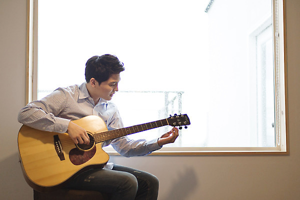 포토 JPG 라이프스타일 남자 여유 악기 맨라이프 모션 휴식 한국 실내 한명 들기 사람 앉기 동양인 상반신 20대 성인 취미 옆모습 제주도 한국인 기타 즐거움 조율 남자만 남자한명만 성인남자만 청년만 청년남자만 청년남자한명만 성인한명만 성인남자한명만 성인만 국내포토 1 감정 아시아 음악 뷰포인트 컨셉 현악기 인종 청년 내부 생활 파일형식