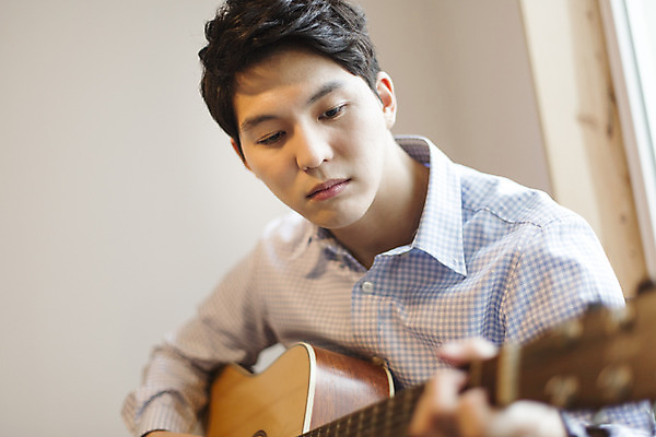 포토 JPG 라이프스타일 남자 여유 악기 맨라이프 연주 모션 휴식 한국 실내 한명 들기 사람 앉기 동양인 손짓 상반신 20대 성인 취미 앞모습 제주도 한국인 기타 즐거움 남자만 남자한명만 성인남자만 청년만 청년남자만 청년남자한명만 성인한명만 성인남자한명만 성인만 국내포토 1 감정 아시아 음악 뷰포인트 컨셉 현악기 인종 청년 내부 생활 파일형식