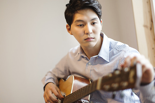 포토 JPG 라이프스타일 응시 남자 여유 악기 맨라이프 모션 휴식 한국 실내 한명 들기 사람 앉기 동양인 상반신 20대 성인 취미 앞모습 제주도 한국인 기타 즐거움 남자만 남자한명만 성인남자만 청년만 청년남자만 청년남자한명만 성인한명만 성인남자한명만 성인만 국내포토 1 시선 감정 아시아 음악 뷰포인트 컨셉 현악기 인종 청년 내부 생활 파일형식