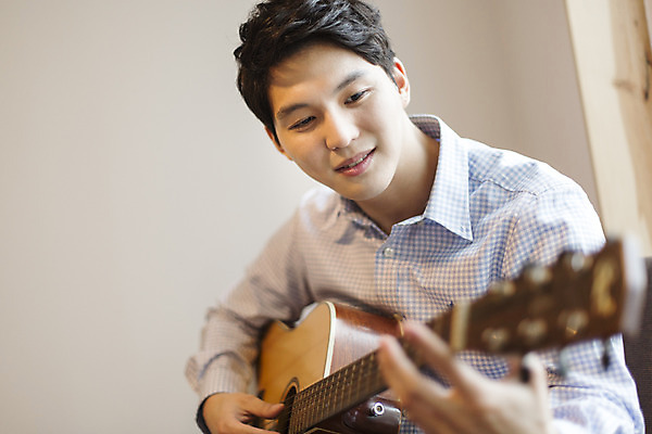 포토 JPG 라이프스타일 남자 여유 악기 맨라이프 모션 휴식 한국 실내 한명 미소 들기 사람 앉기 동양인 손짓 상반신 20대 성인 취미 앞모습 제주도 한국인 기타 즐거움 남자만 남자한명만 성인남자만 청년만 청년남자만 청년남자한명만 성인한명만 성인남자한명만 성인만 국내포토 1 감정 아시아 음악 뷰포인트 컨셉 현악기 표정 인종 청년 내부 생활 파일형식